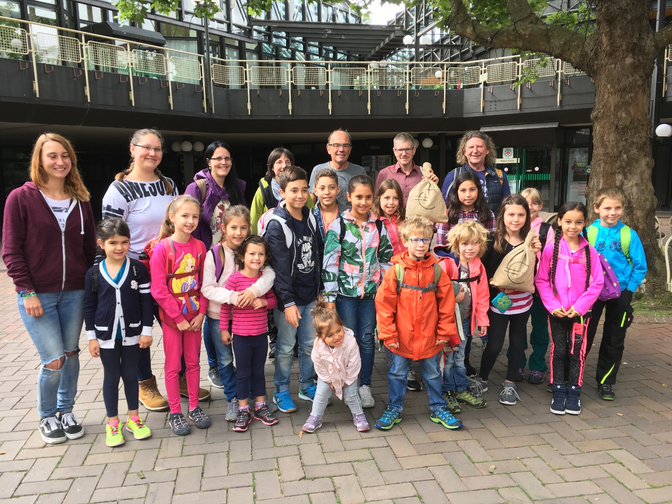 Helmut Hofmann und Ulrich Martens (hinten Mitte) vom Bürgerverein Landhaussiedlung Maichingen e.V. (BVL) bei der Spendenübergabe an den Kinderschutzbund