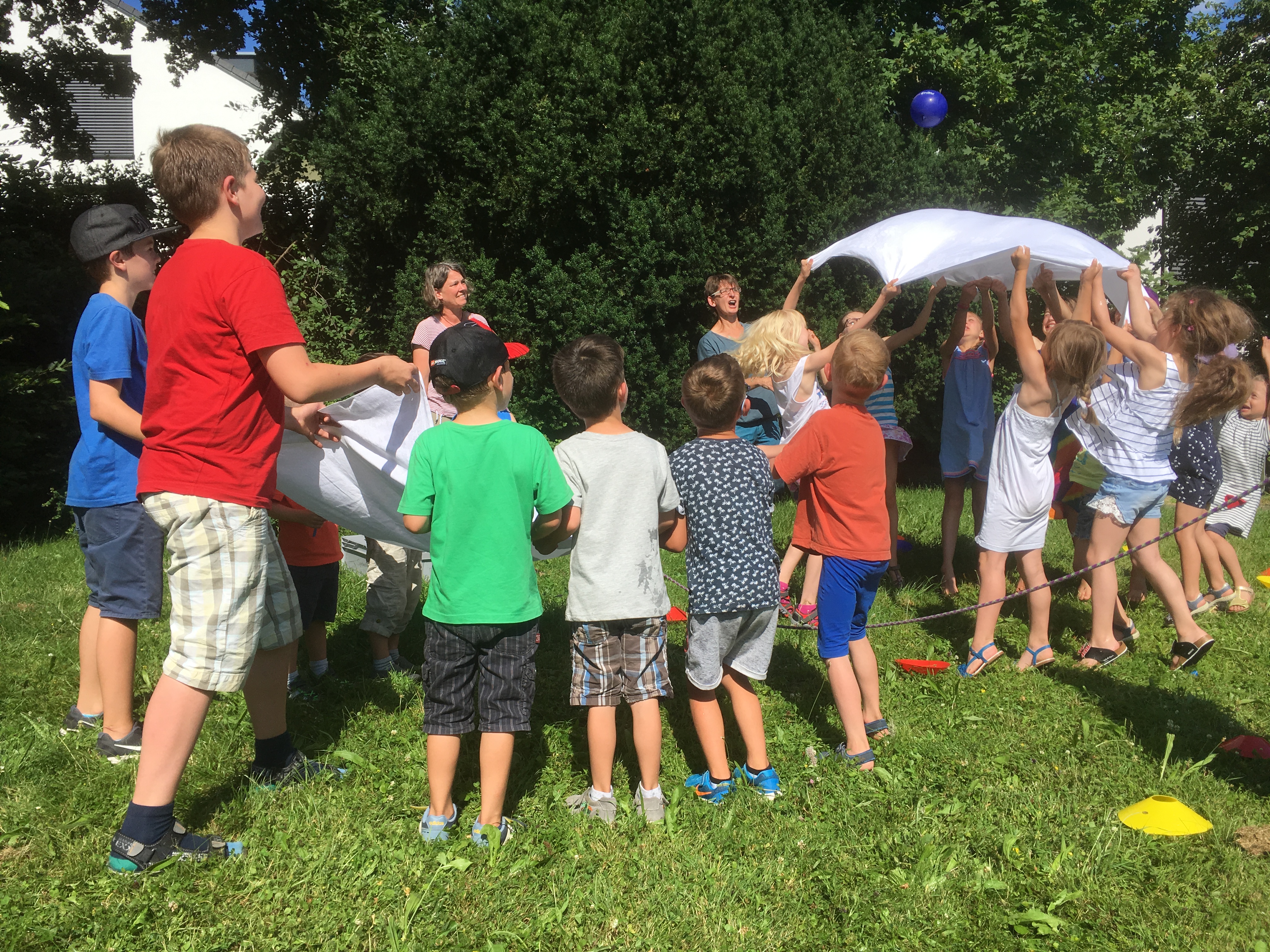 Wasserspaß mit dem Spielmobil auf dem Longin-Wiesle: Geschicklichkeit