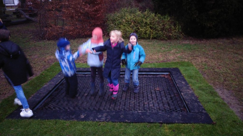 Begeistert springen die Kinder auf dem neuen Trampolin.