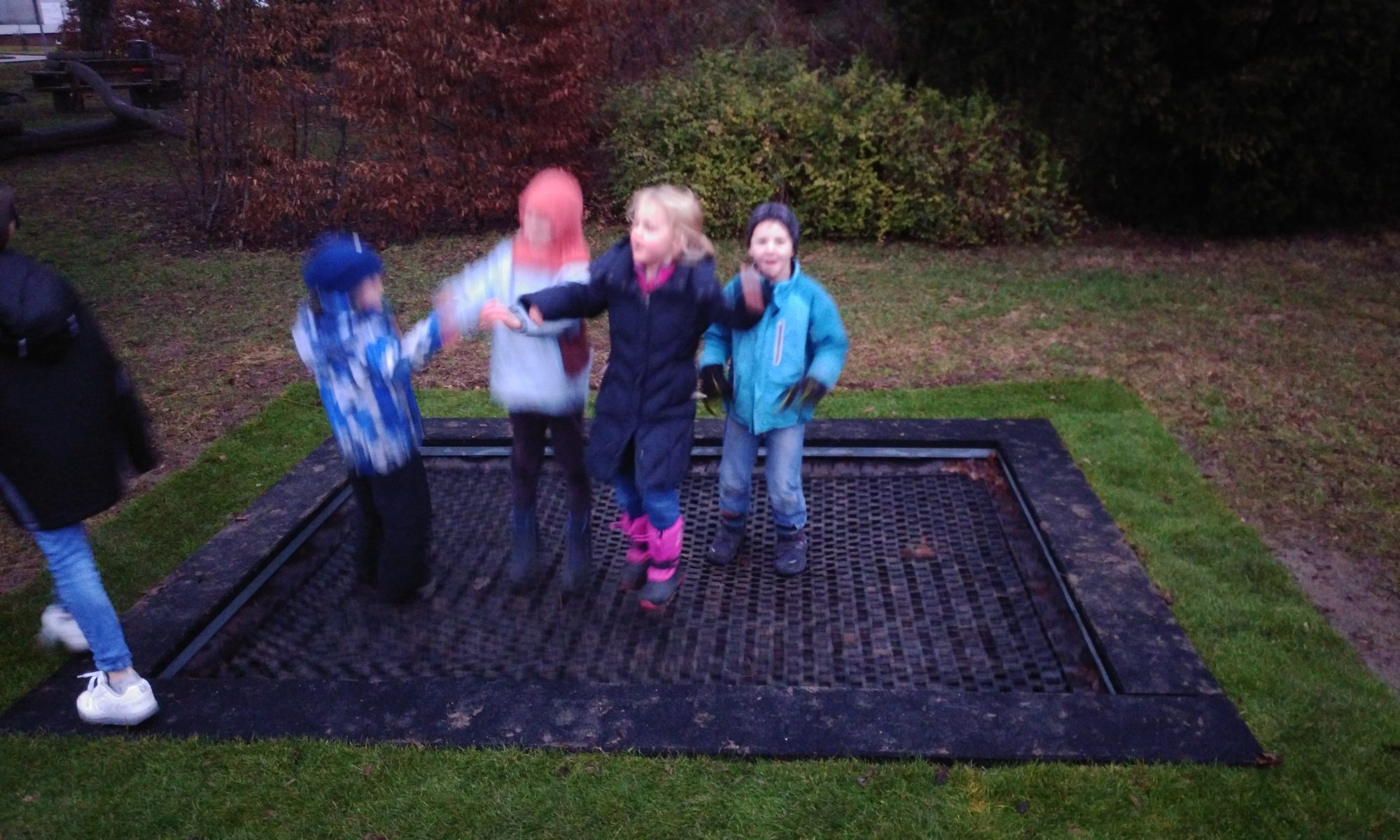 Begeistert springen die Kinder auf dem neuen Trampolin