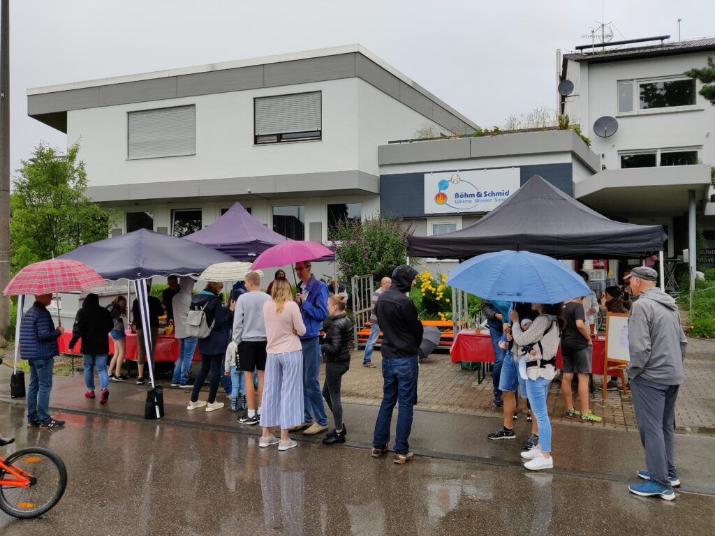 Grillschlange trotzt dem Regen