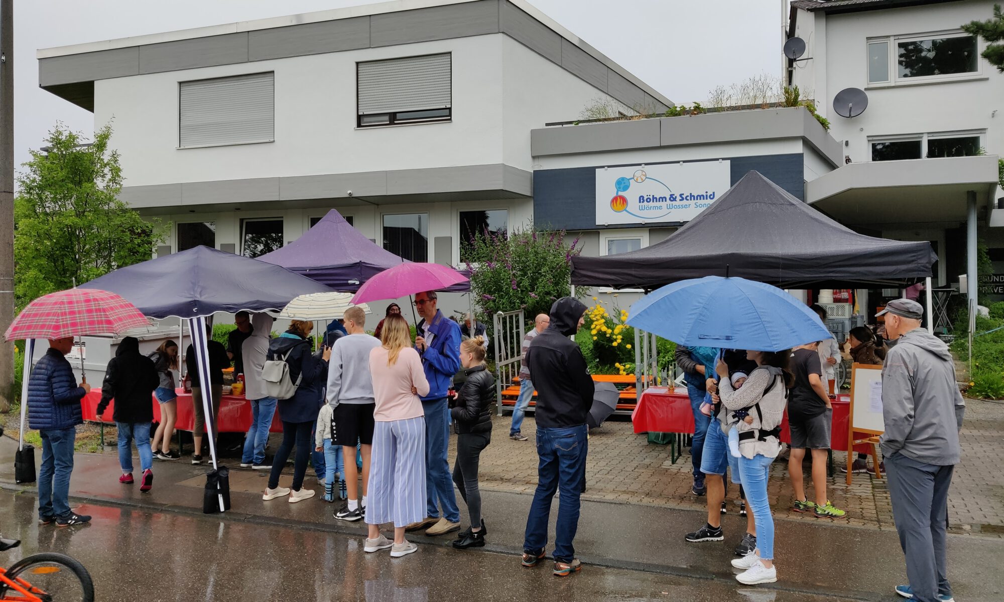 Grillschlange trotzt dem Regen