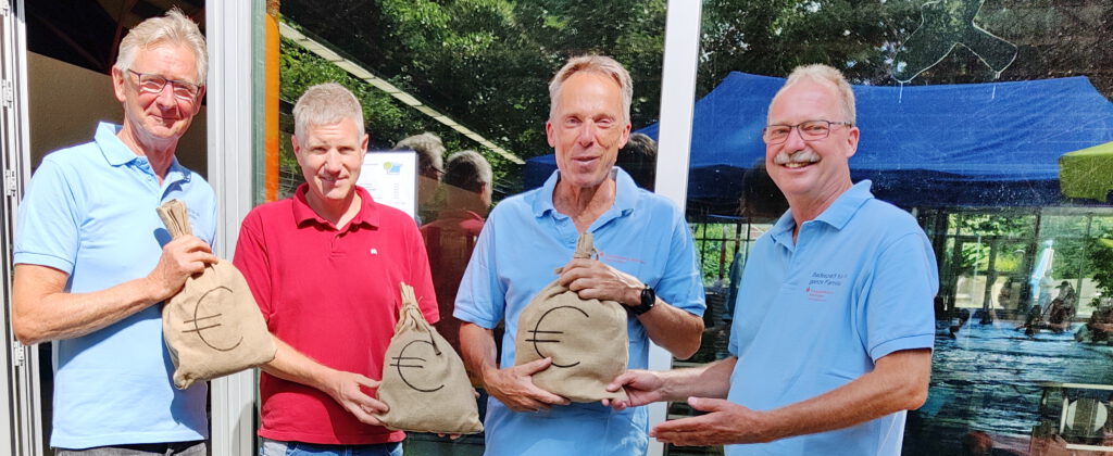 Spendenübergabe an den Förderverein Gartenhallenbad Maichingen am 30.07.2022