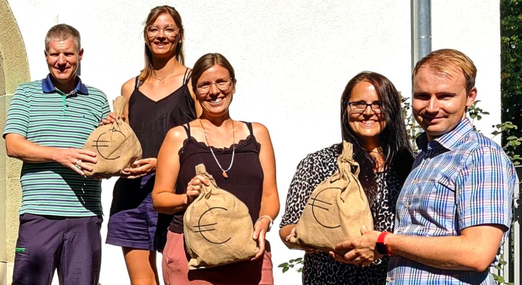 Spendenübergabe am Vereinshaus Maichingen am 08.09.2023 an das Ferienprogramm des Kinder- und Familienzentrum Maichingen durch Ulrich Martens u. Philipp Guhlmann.